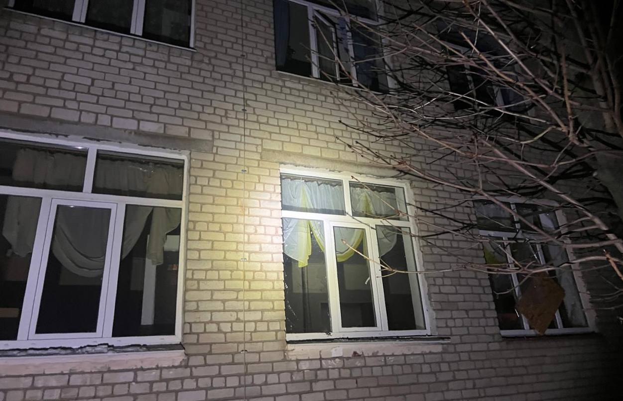 Під час артобстрілу у будівлі вибило шибки.