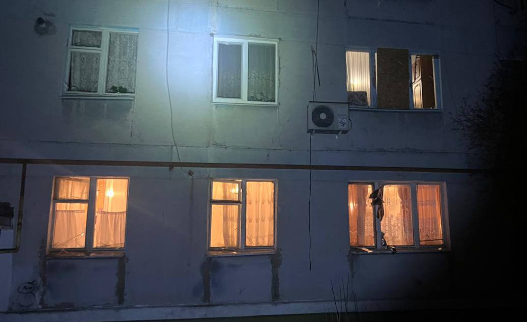 Багатоквартирний будинок, пошкоджений під час ворожої атаки.