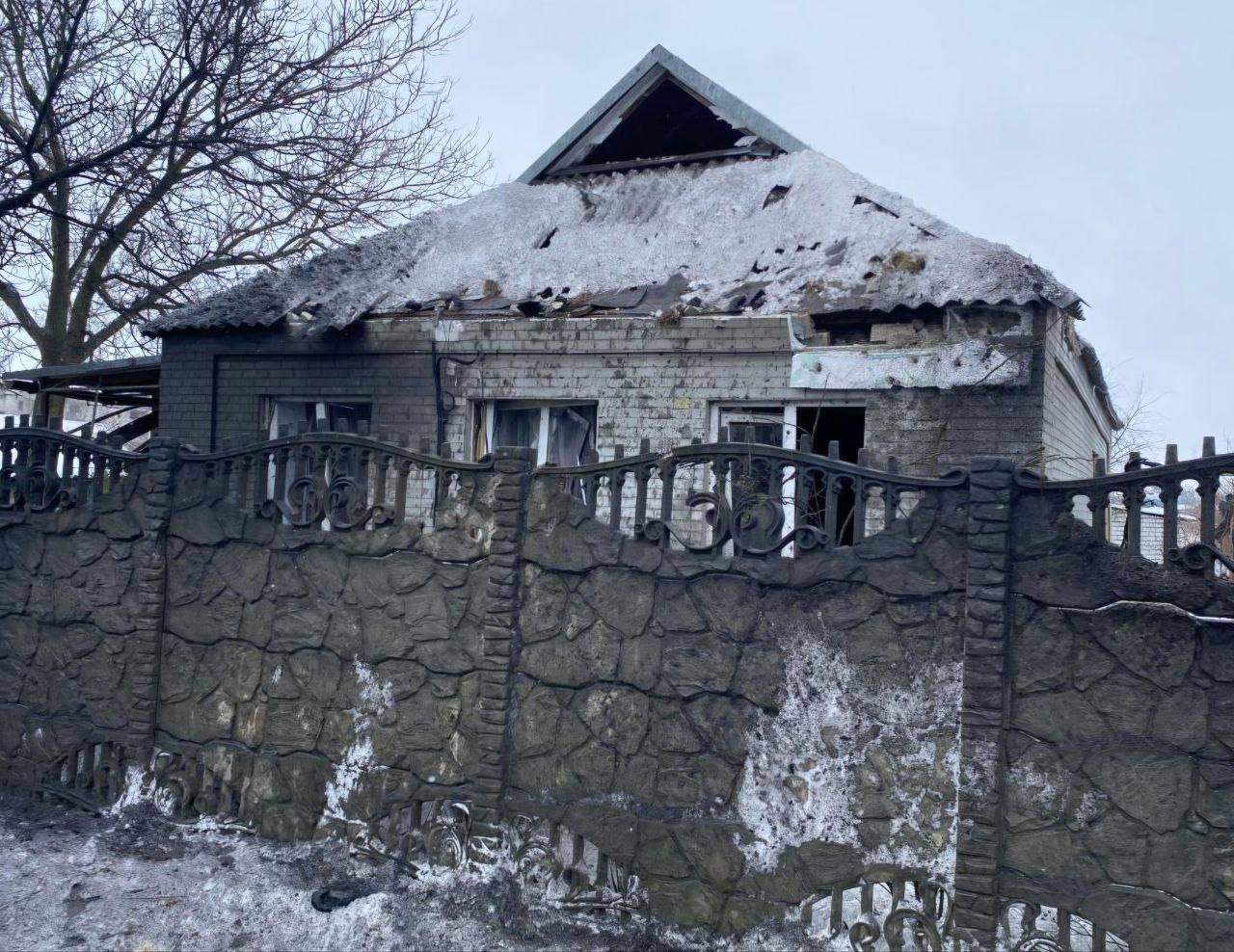 Вибиті вікна і пошкоджена покрівля приватного будинку внаслідок ворожої атаки