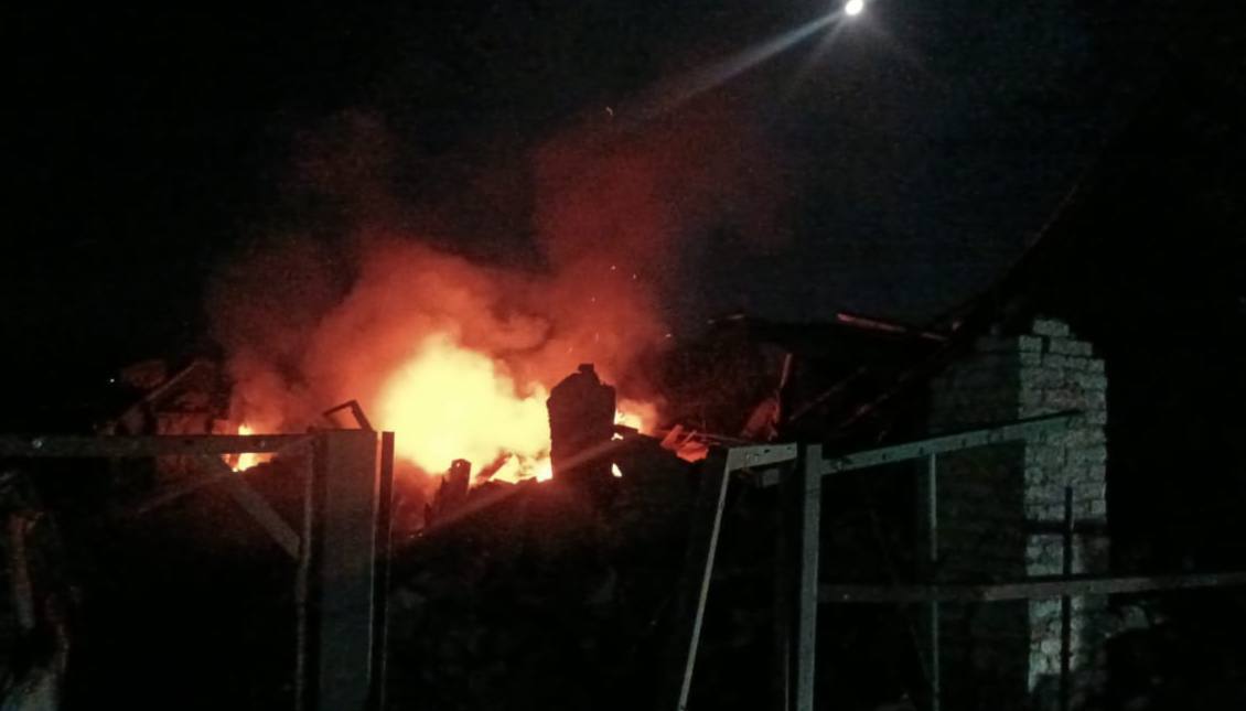 Охоплений вогнем будинок