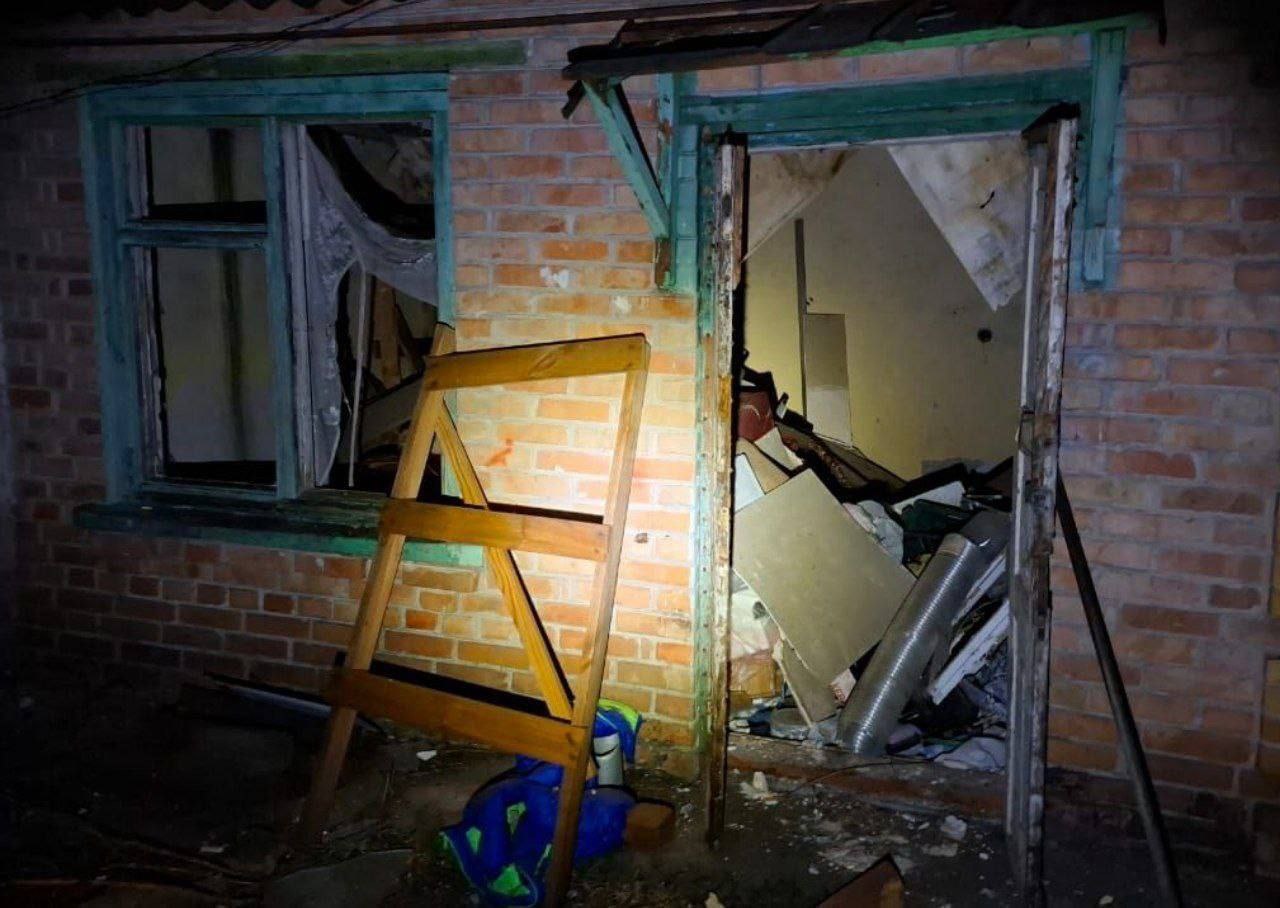 У будинку вибиті вікна та двері