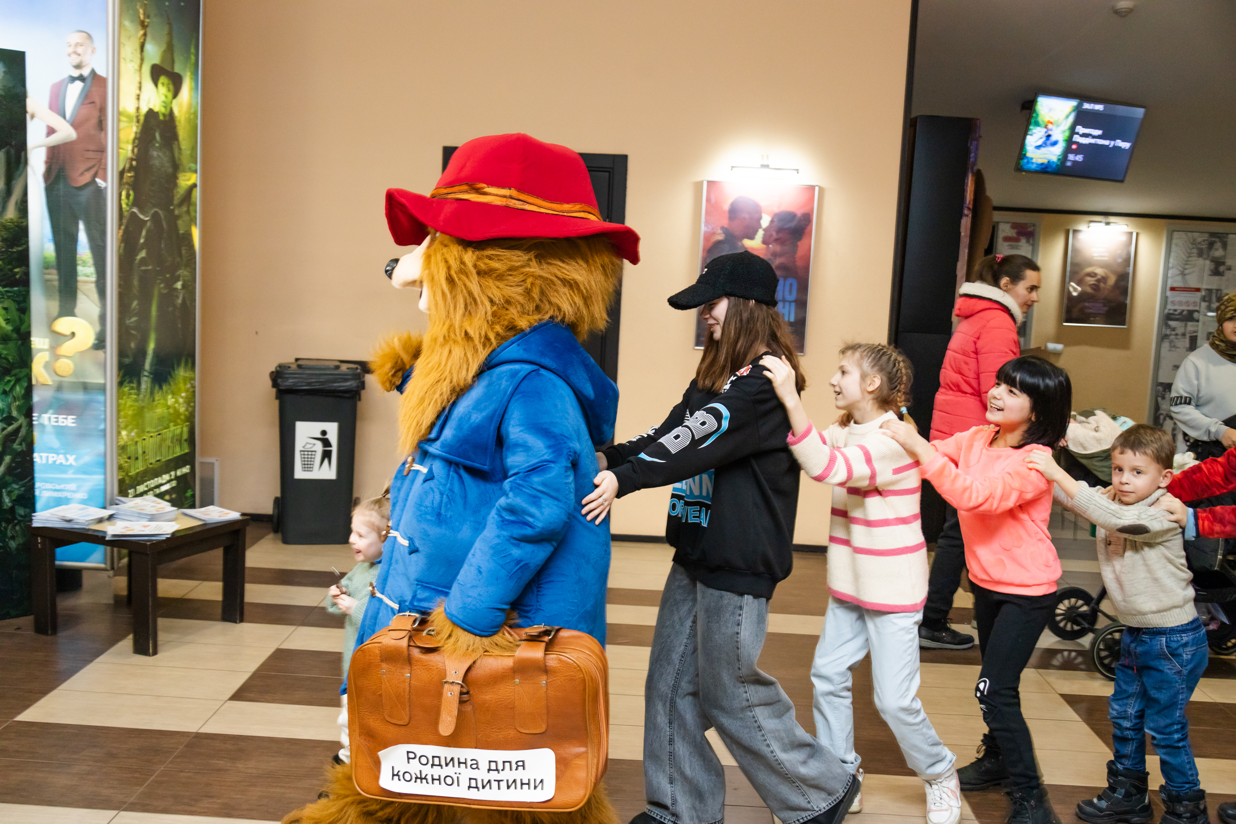 Разом з Паддінгтоном діти водили хоровод