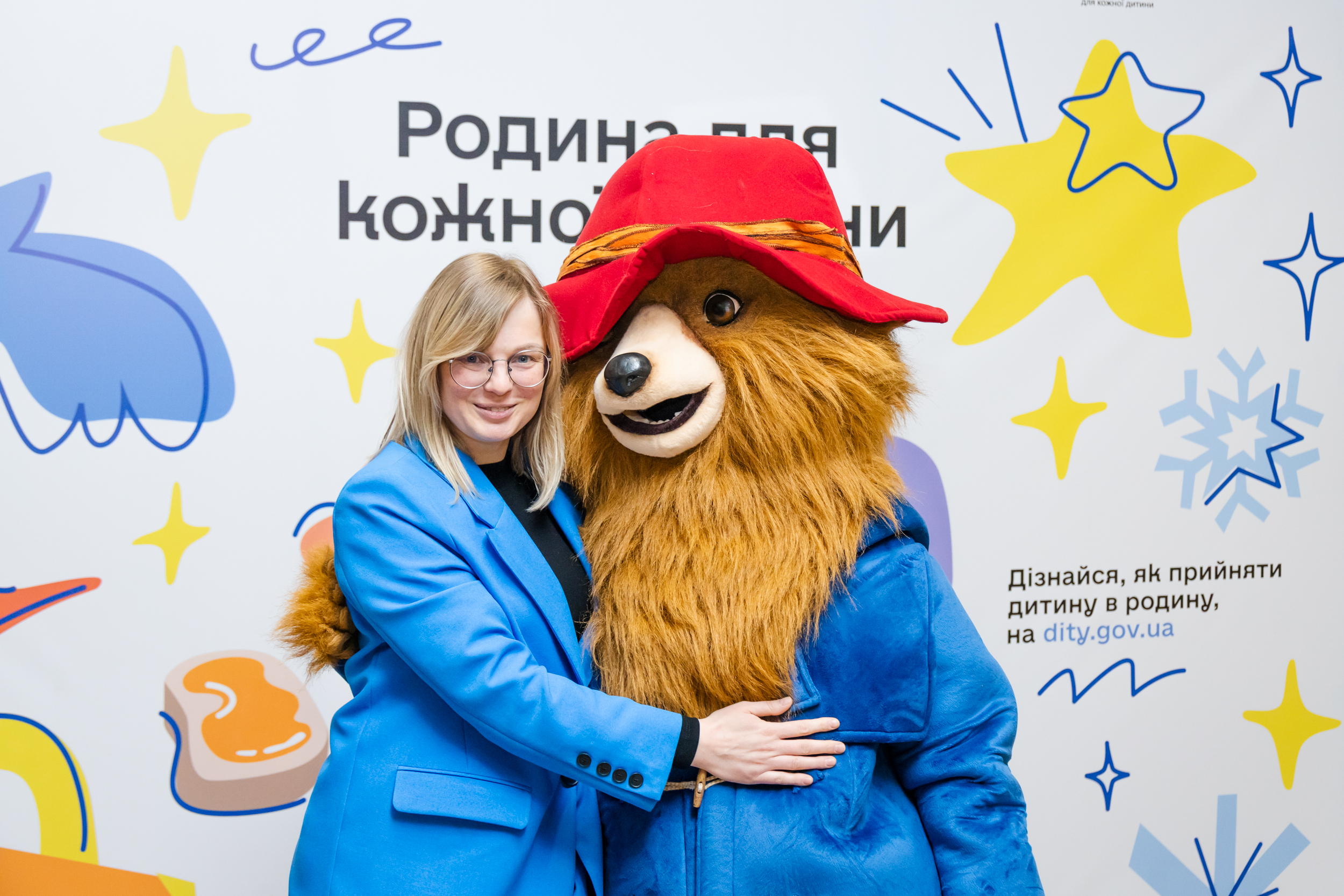 Регіональна консультантка Координаційного центру з розвитку сімейного виховання та догляду дітей Яна Полішко з головним героєм фільму 