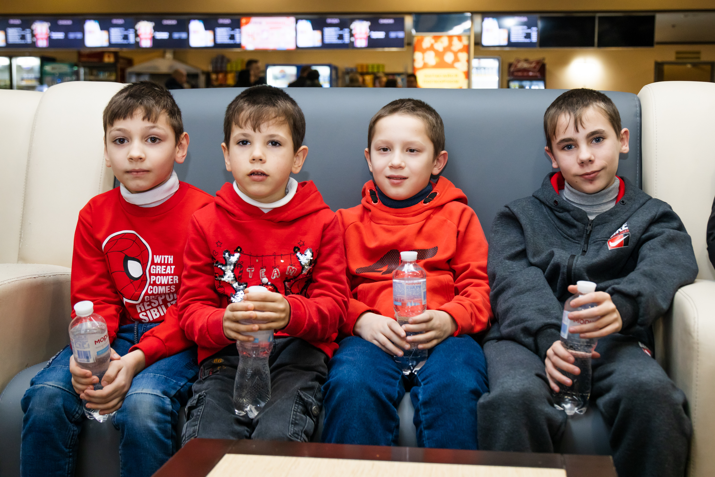 Хлопці в очікуванні перегляду фільму про пригоди Паддінгтона