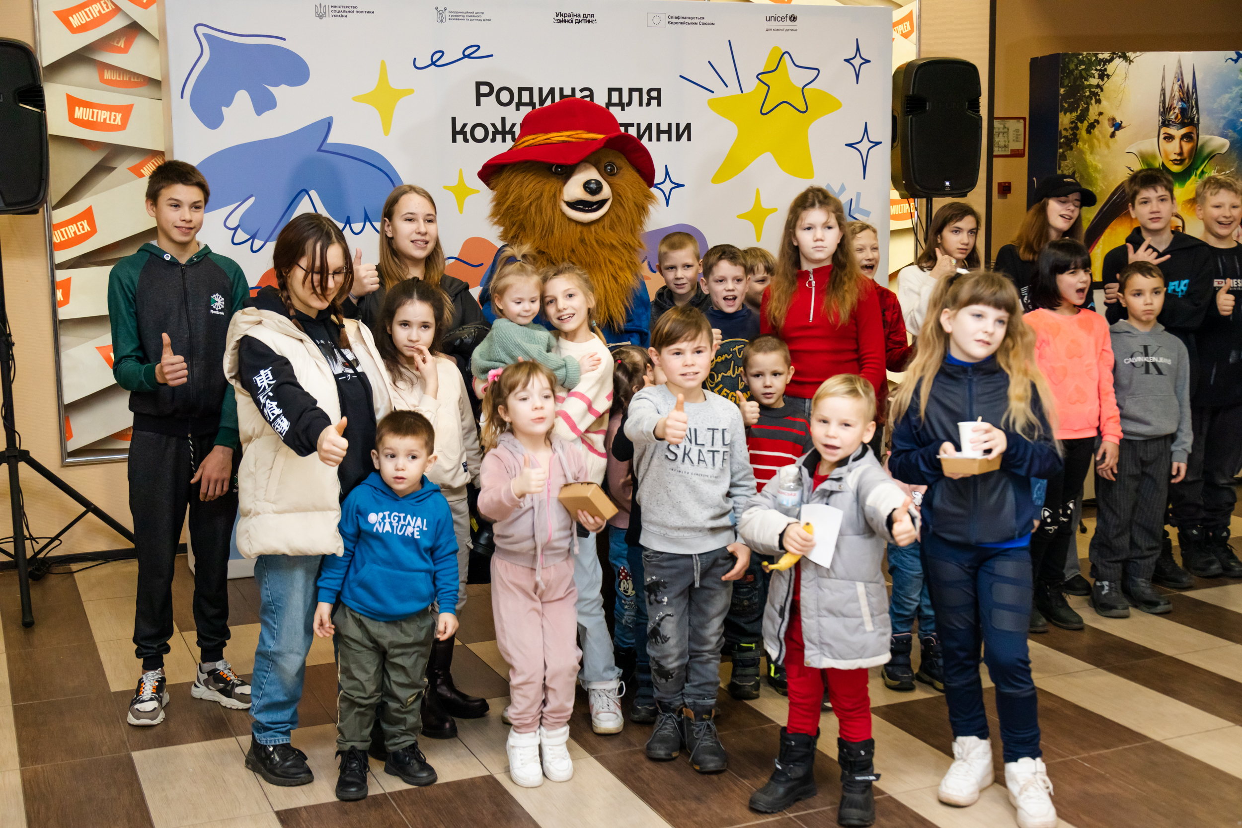 Гості радо робили колективні фото на пам'ять 