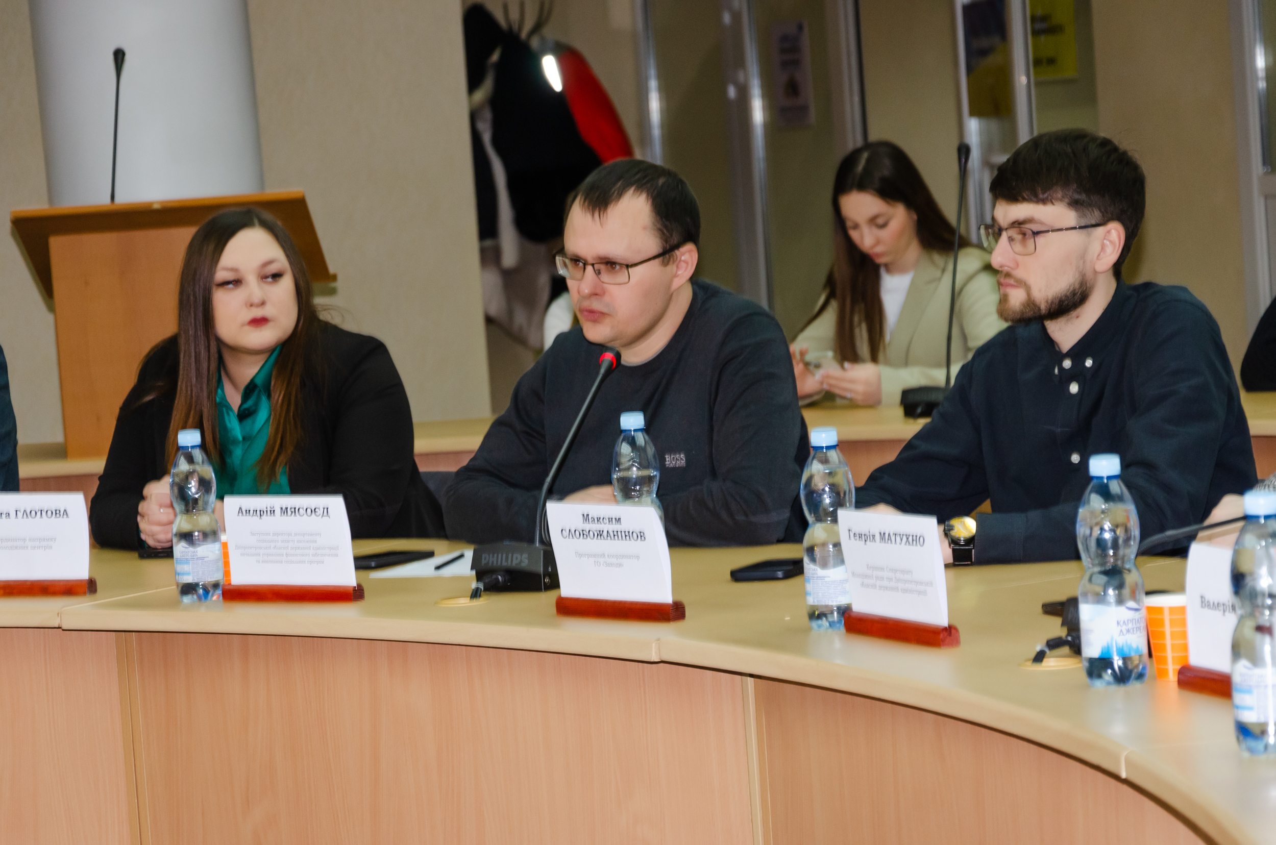 Учасники зустрічі під час обговорення