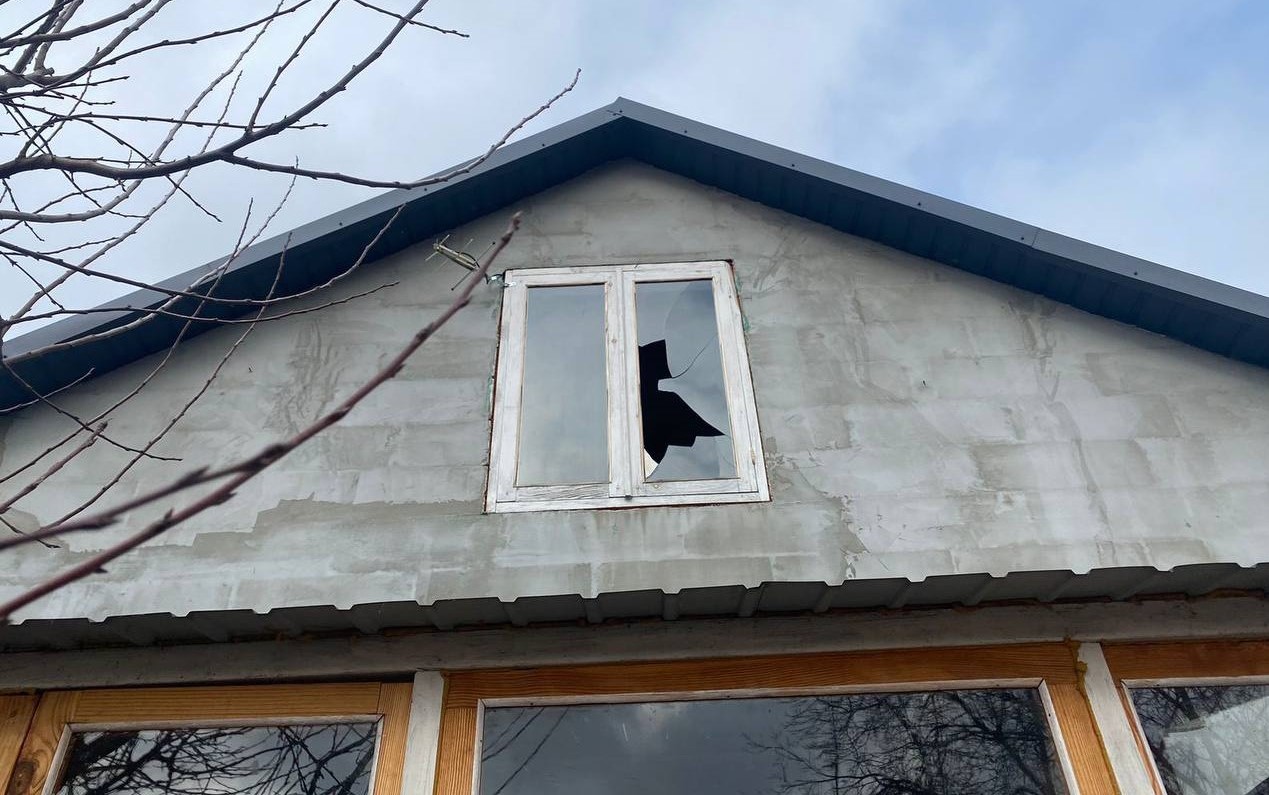 Вибите вікно на будинку
