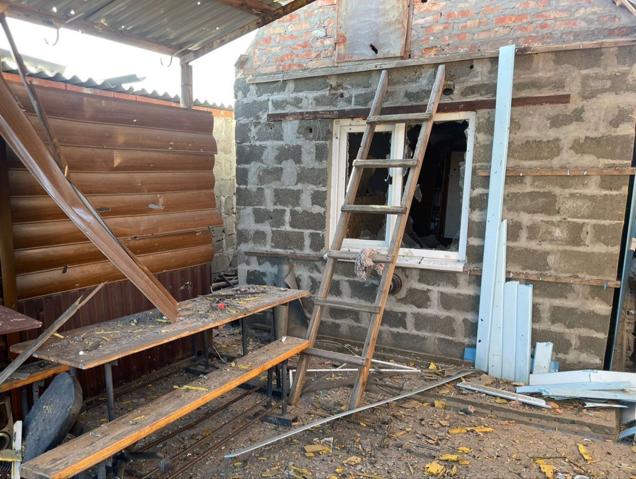 Подвір'я приватної оселі – в уламках