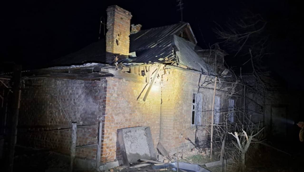 Подвір’я на Нікопольщині після ворожої атаки 