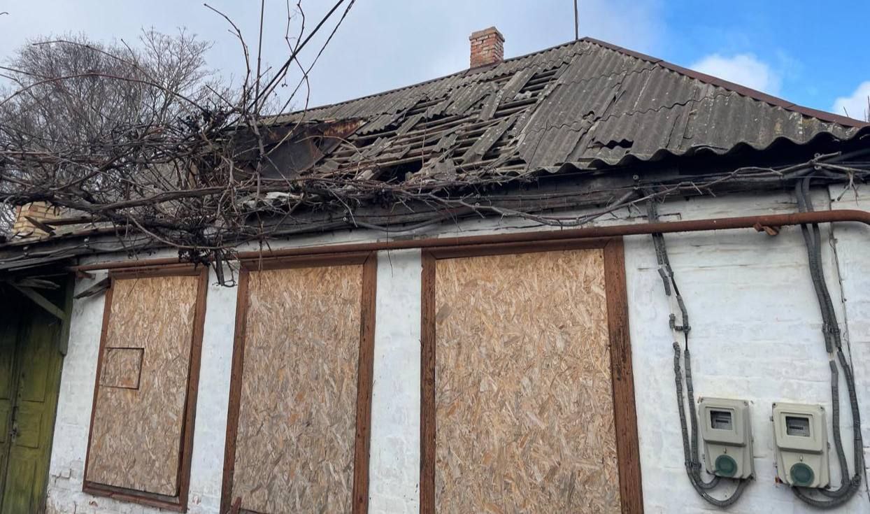 Побитий дах будівлі