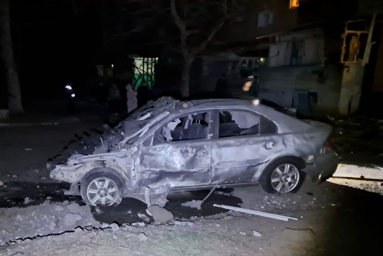 Побита через ворожу атаку автівка 