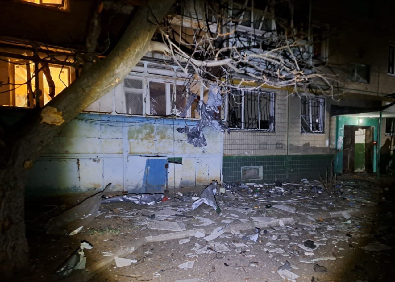 Біля п'ятиповерхівки – уламки