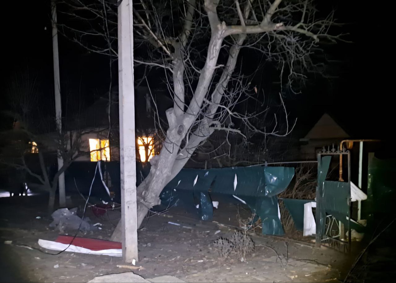 Понівечений паркан поряд з приватною оселею 