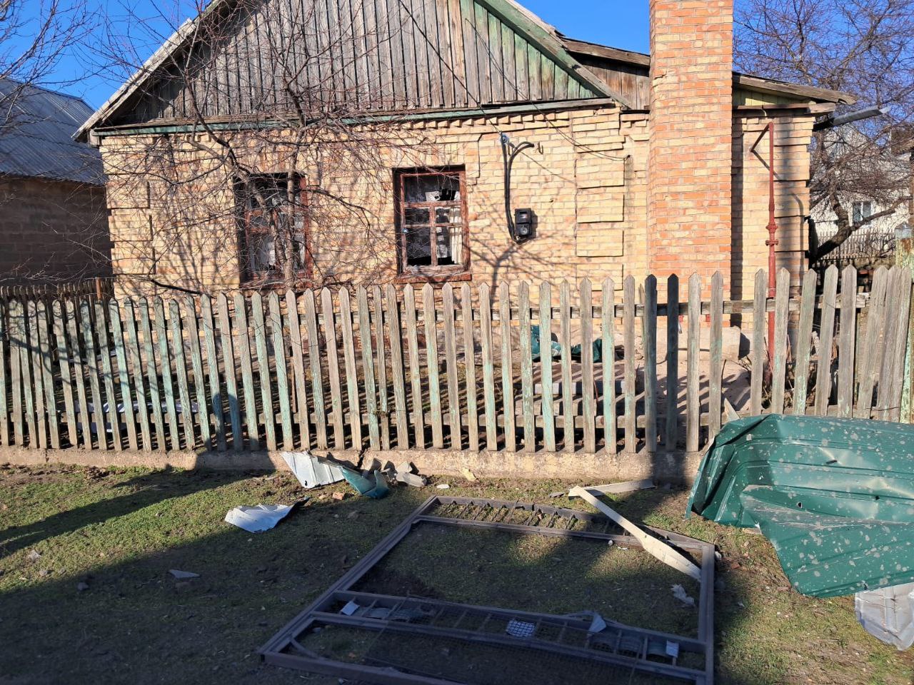 Поряд з подвір'ям - уламки 