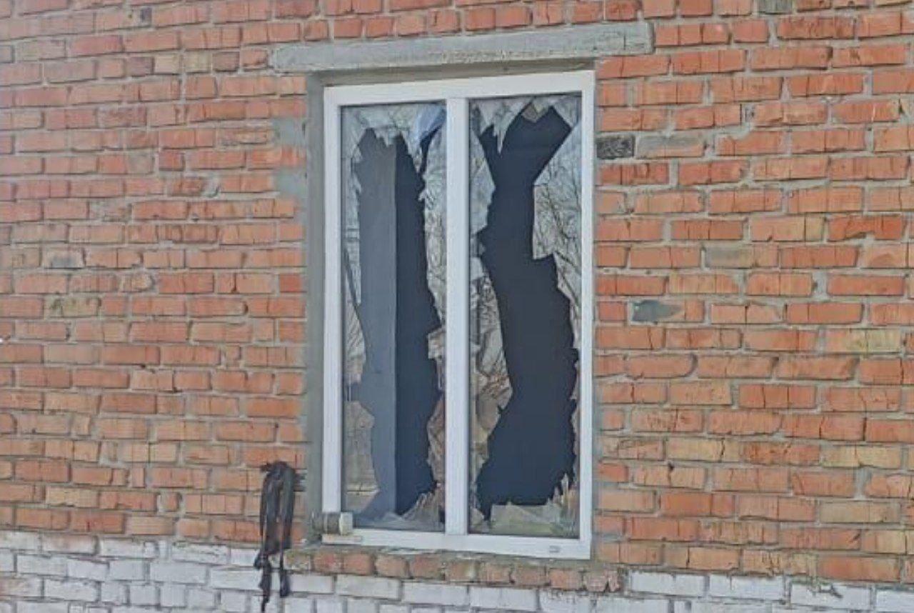 Вибите через ворожий обстріл скло