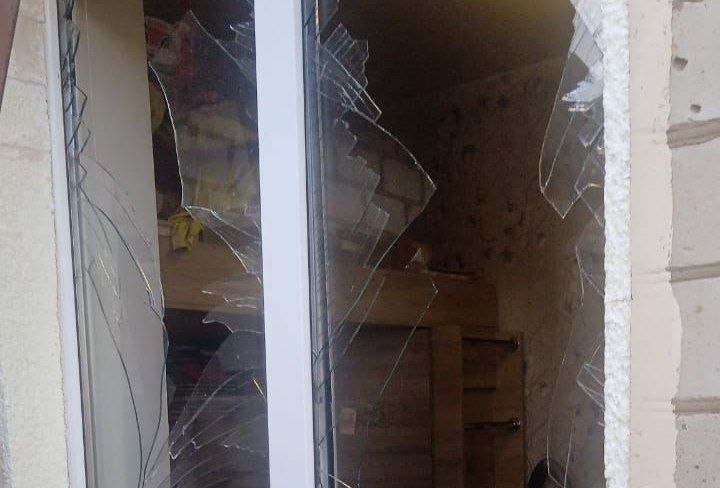 Понівечене пластикове вікно у приватному будинку