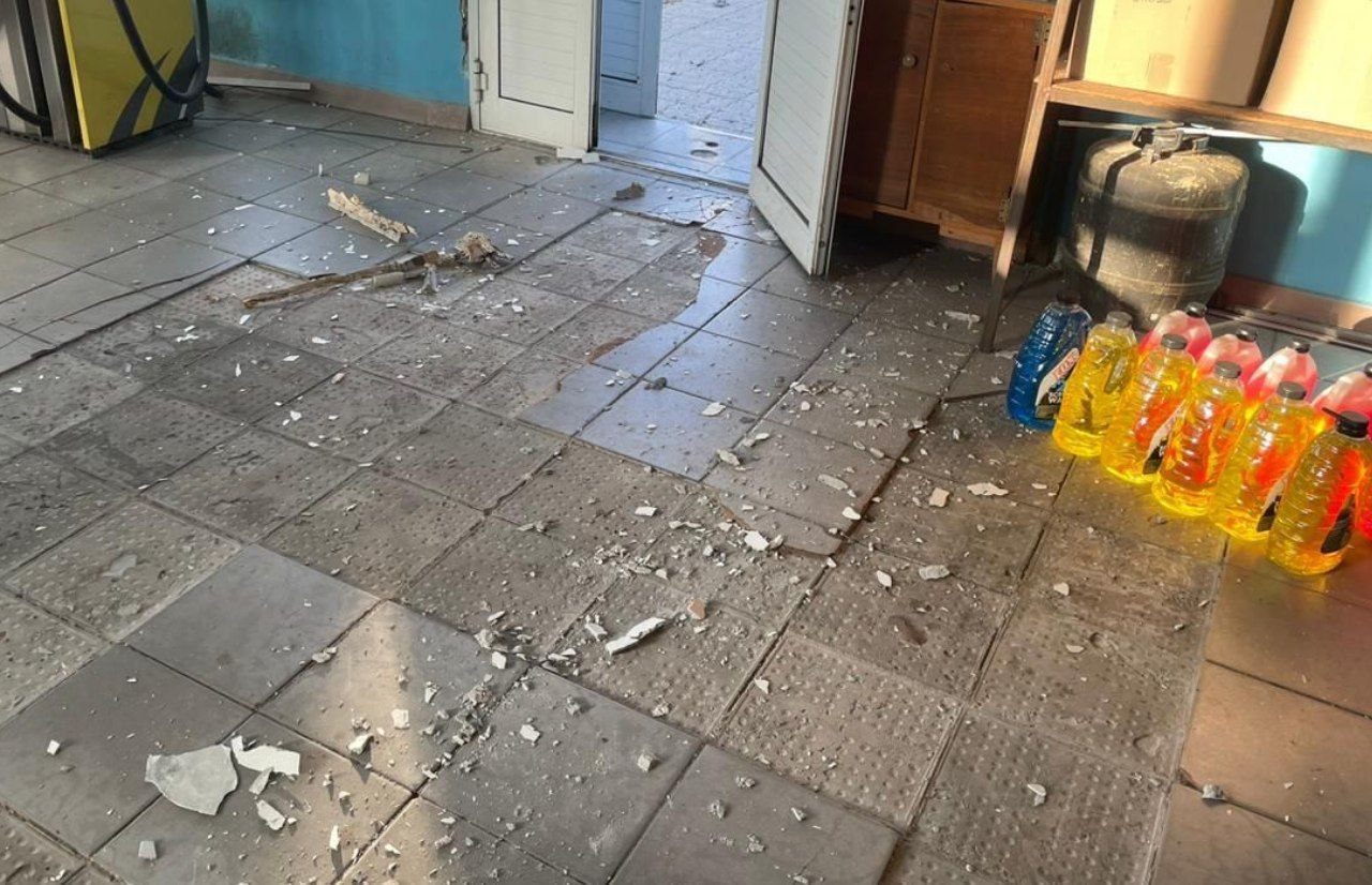 У приміщенні АЗС потрощена плитка на підлозі