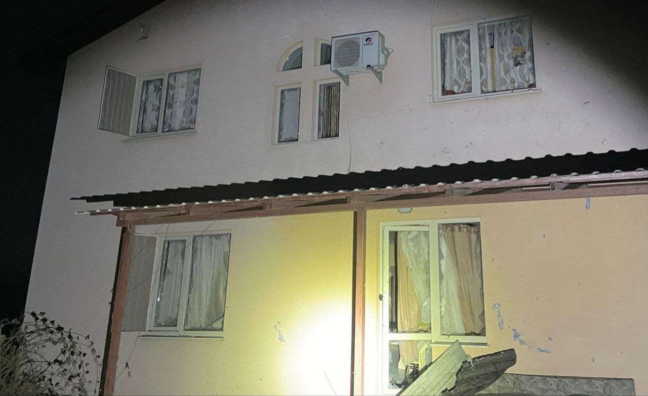 У двоповерховому будинку розбиті шибки