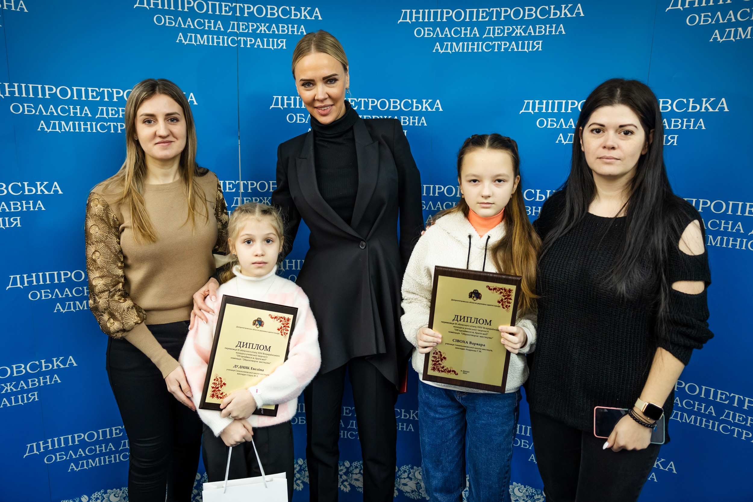 Ірина Грицай під час нагородження наймолодших переможниць