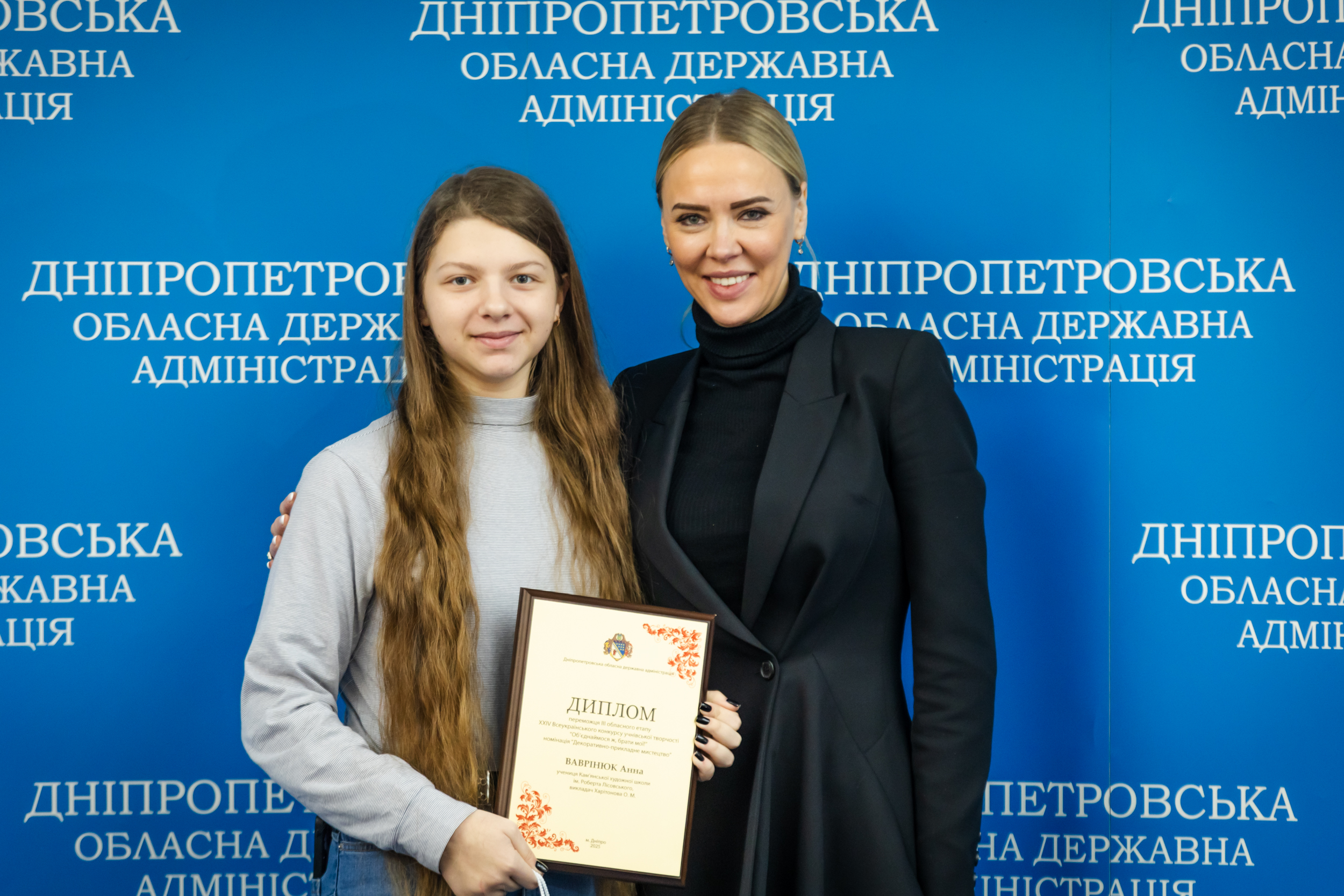 Заступник начальника ОВА нагородила дипломом переможця юну художницю