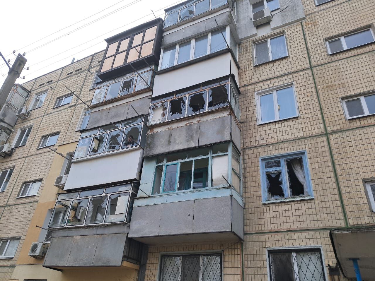 У багатоповерхівці потрощені вікна