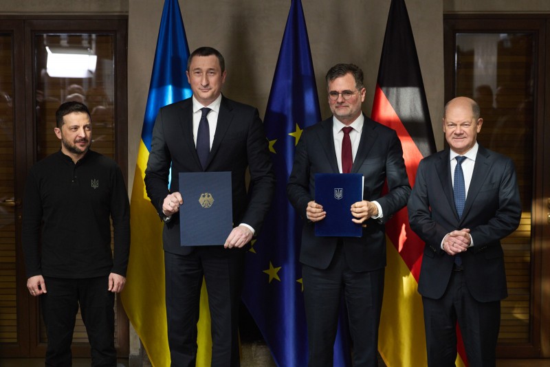 Віцепрем’єр-міністр – міністр національної єдності Олексій Чернишов і міністр Відомства федерального канцлера Вольфганг Шмідт підписали Спільну декларацію про наміри щодо створення українських «Центрів єдності»