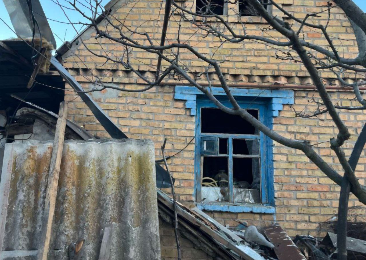 В одній з хат після обстрілу у вікнах посипалося скло