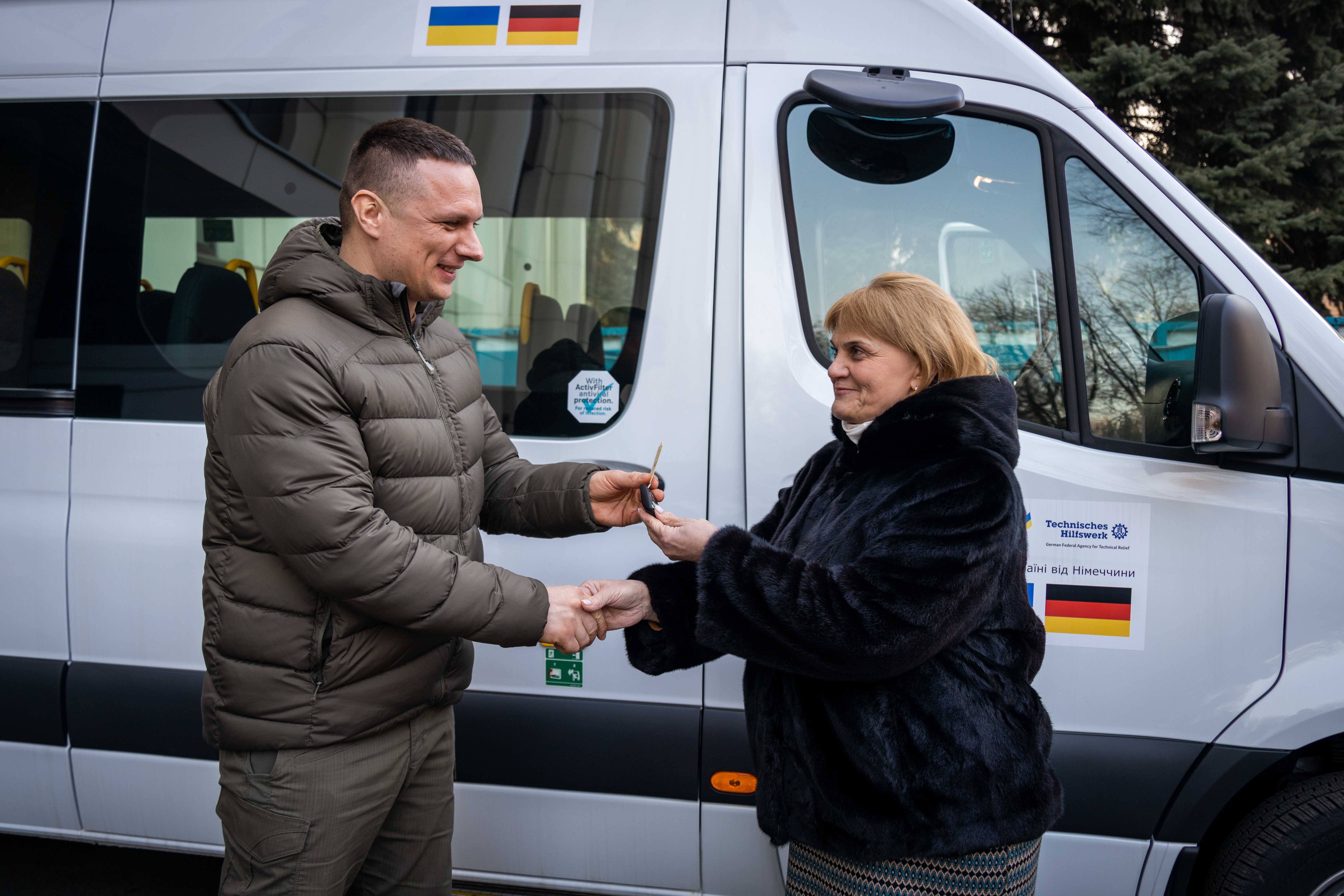 Перший заступник начальника Дніпропетровської ОВА Юрій Яндульський вручає ключі від авто