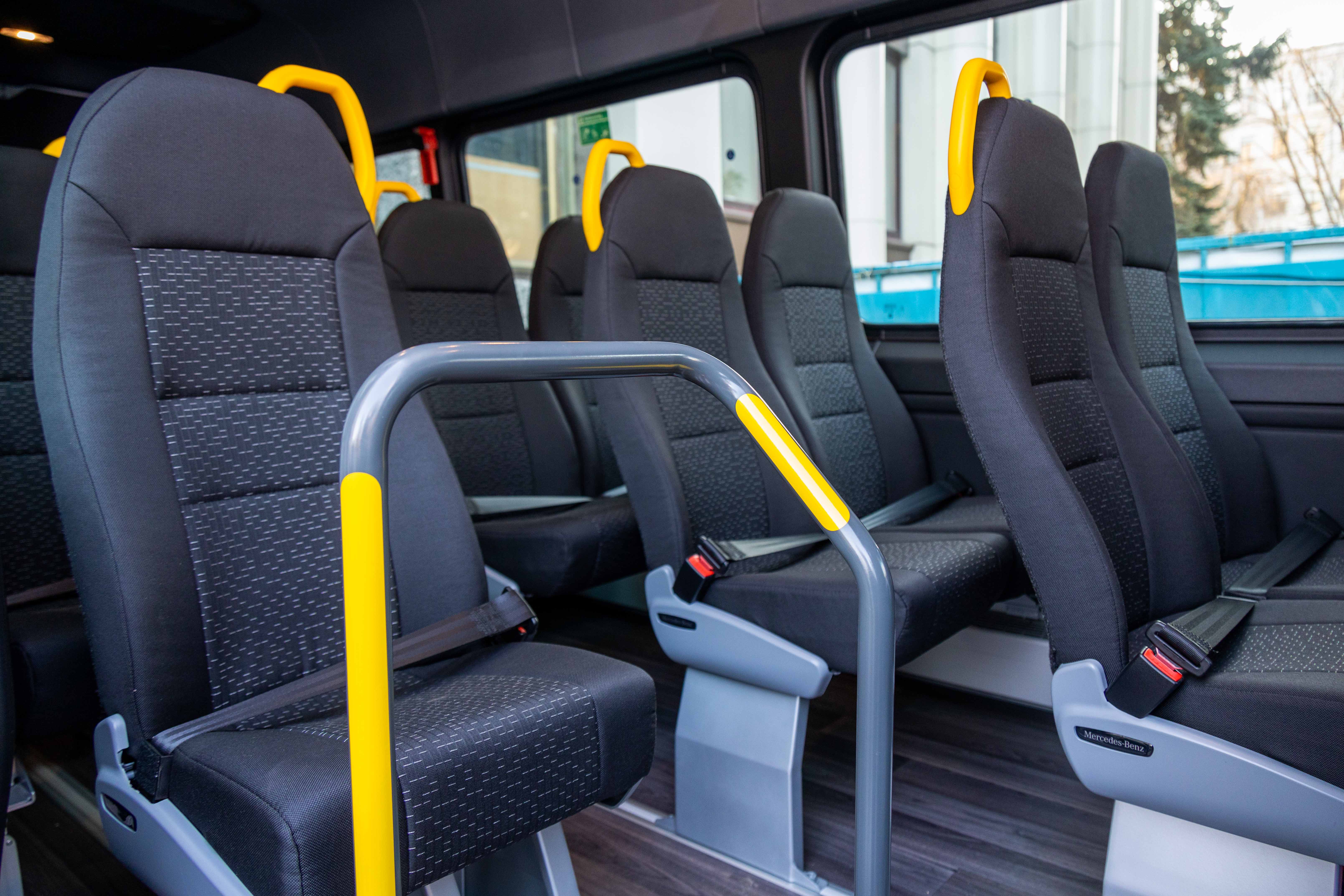 Пасажирські сидіння з пасками безпеки