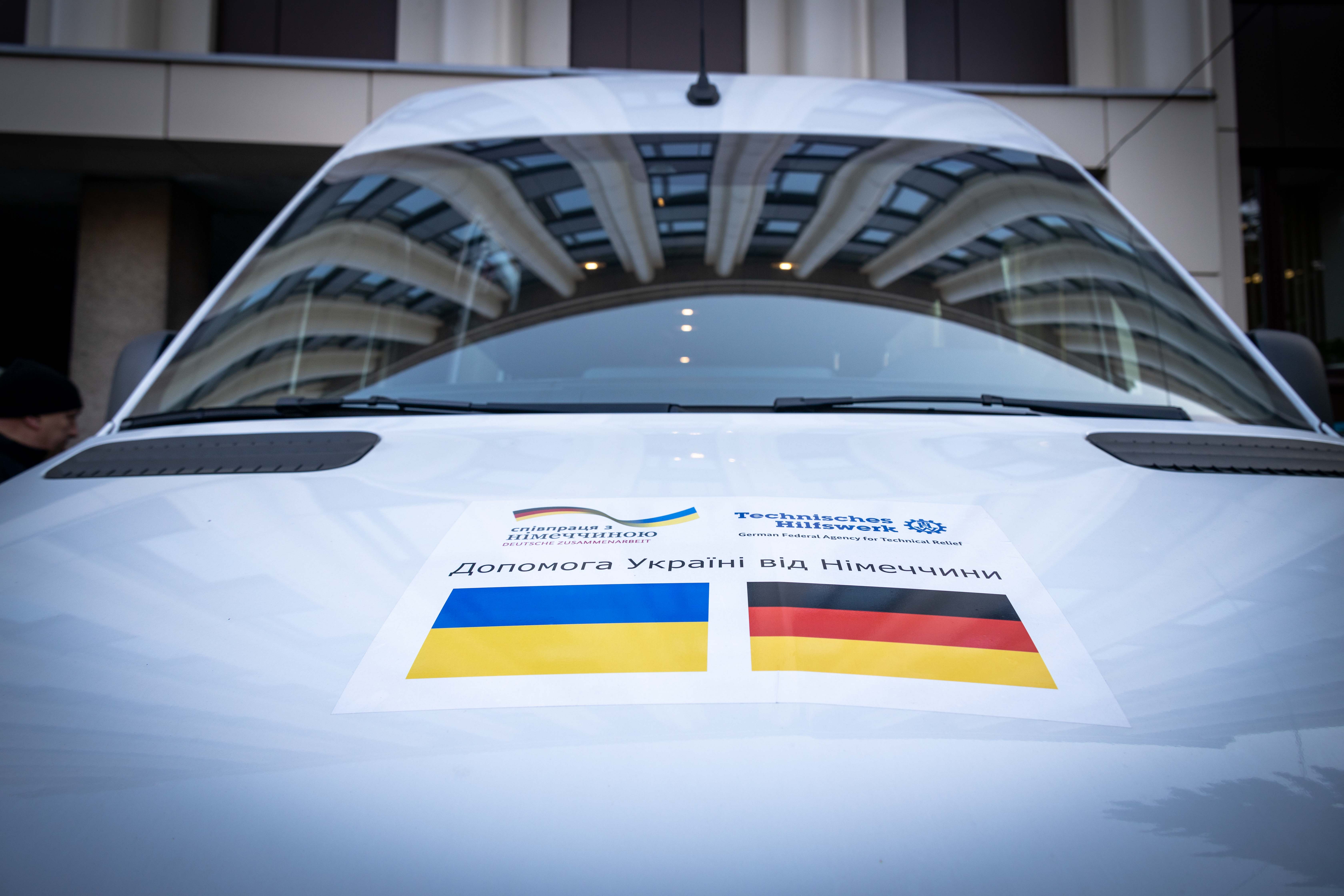 Наліпка про допомогу Україні від Німеччини