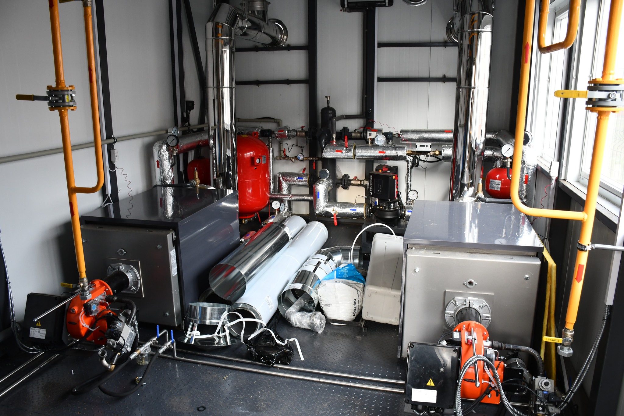 Обладнання всередині котельні