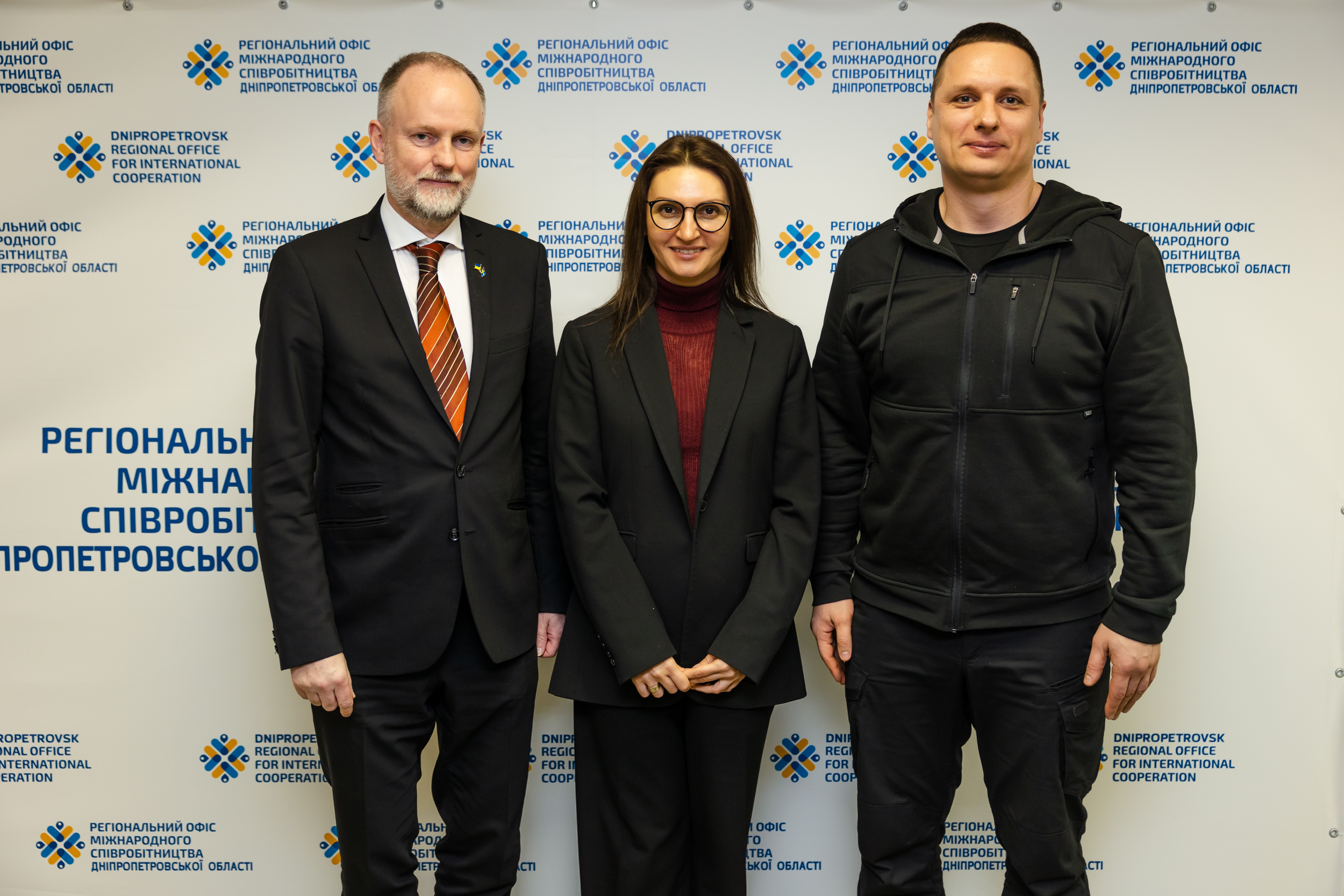 Спільне фото заступників очільника області та посла Швеції