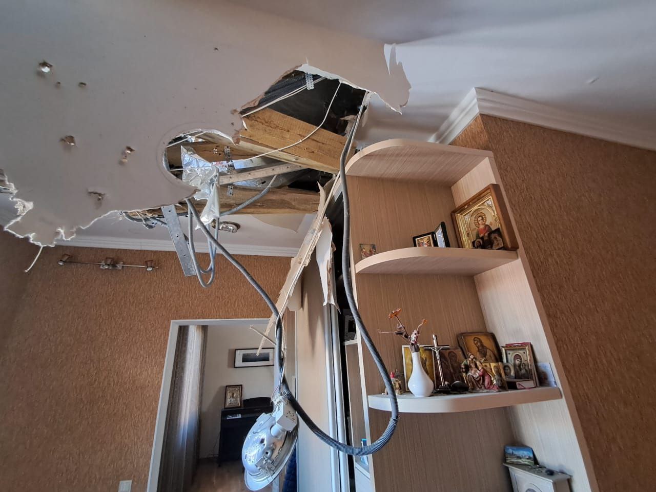 В кімнаті проломлена стеля 