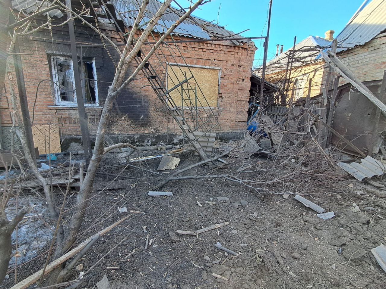 У будинку розбите вікно, потрощене подвір'я