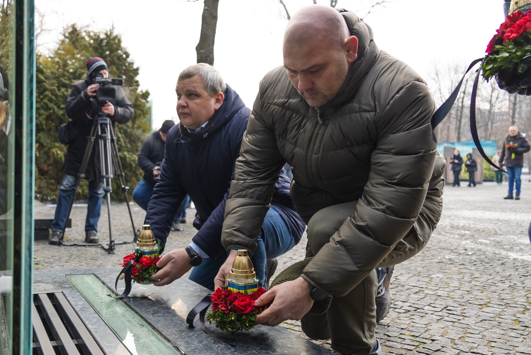 Представники керівництва області поставили до стел лампадки