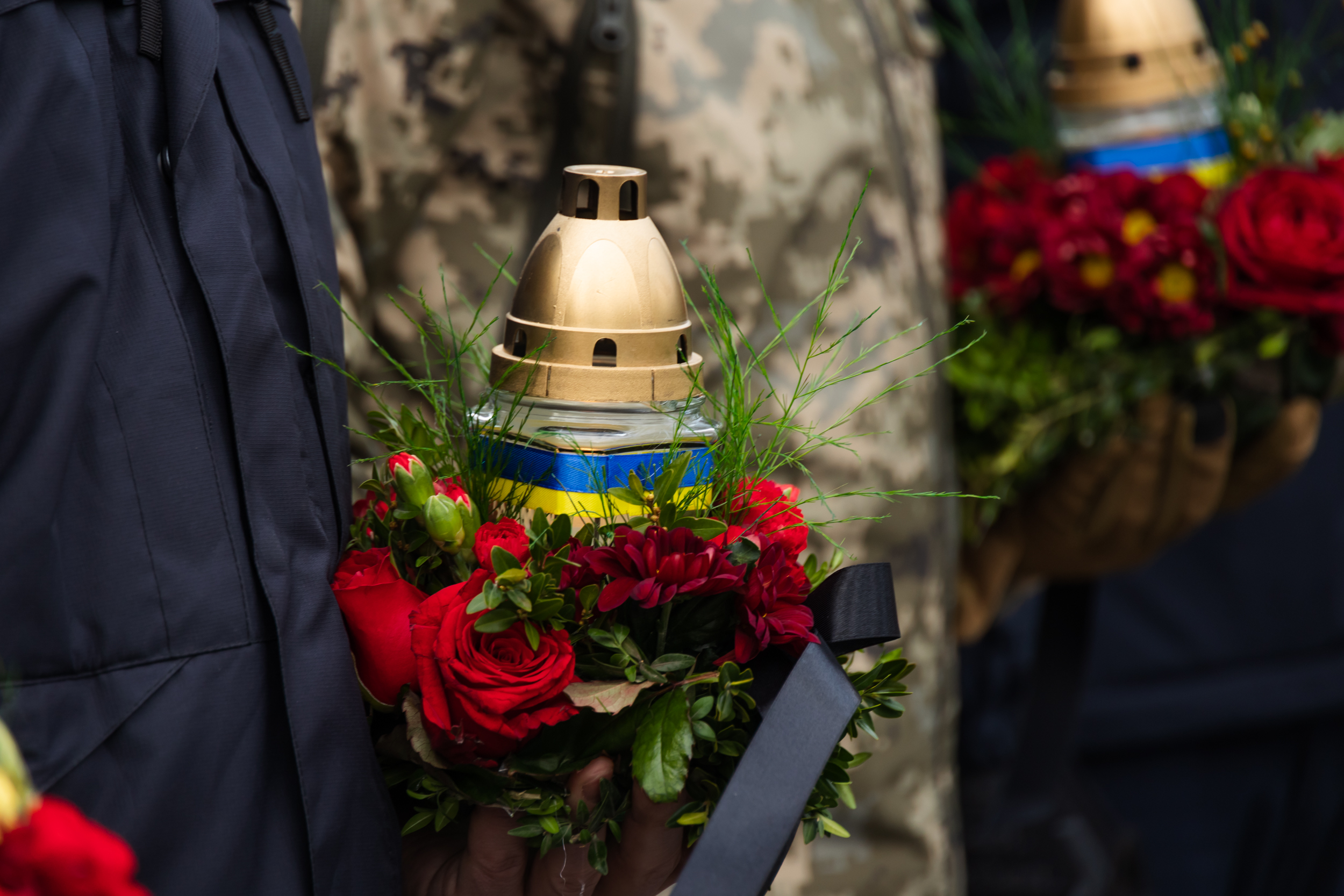 Лампадки в руках учасників покладання