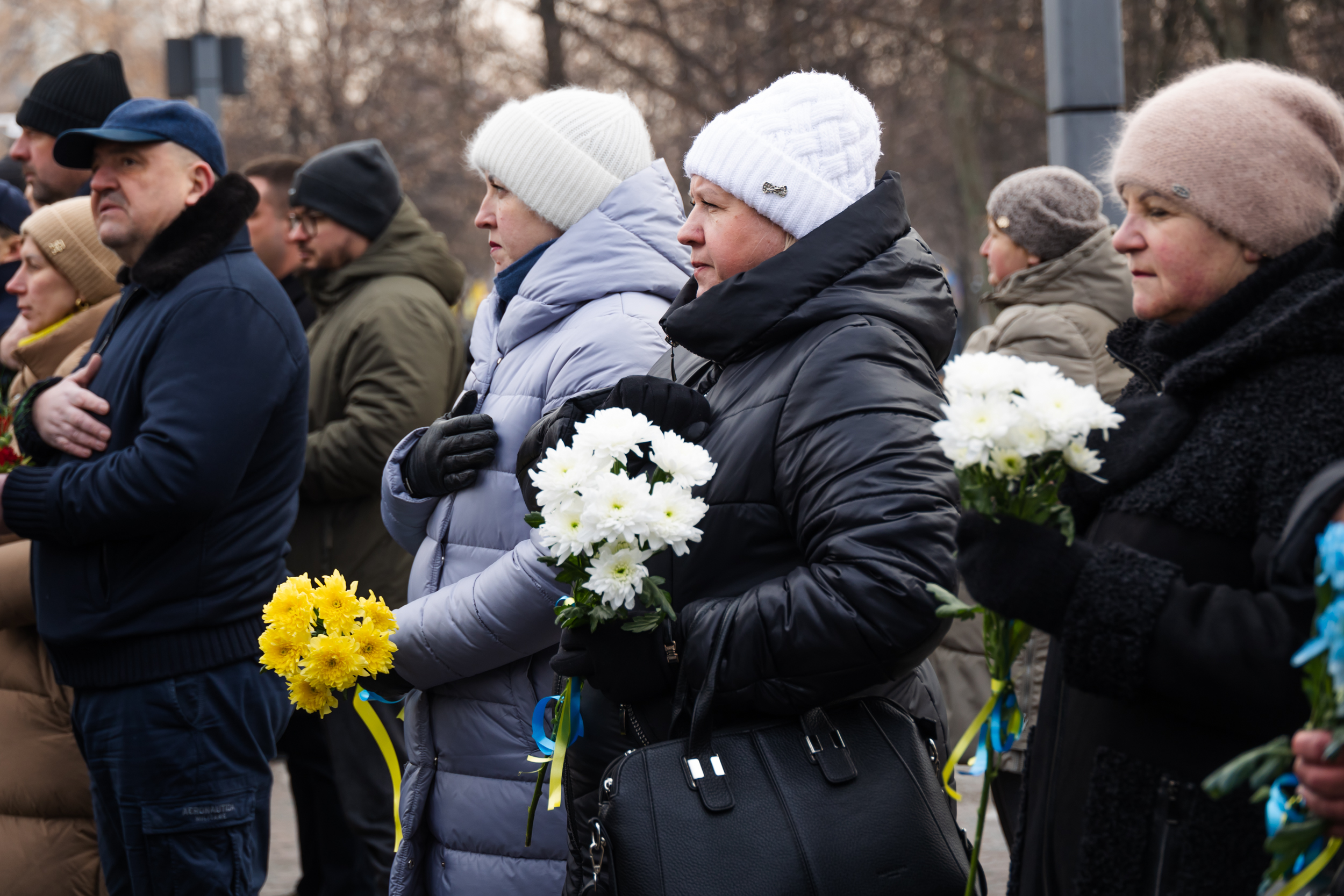 Небайдужі містяни з квітами