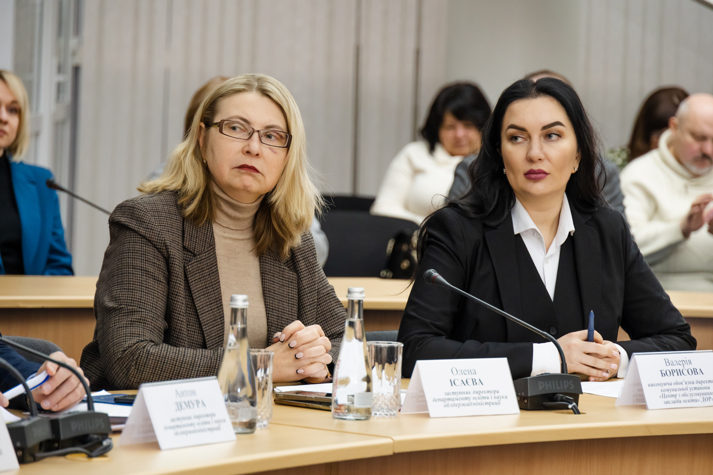 Заступника директора департаменту освіти і науки ОВА Олена Ісаєва та директорка обласного Центру з обслуговування закладів освіти Валерія Борисова
