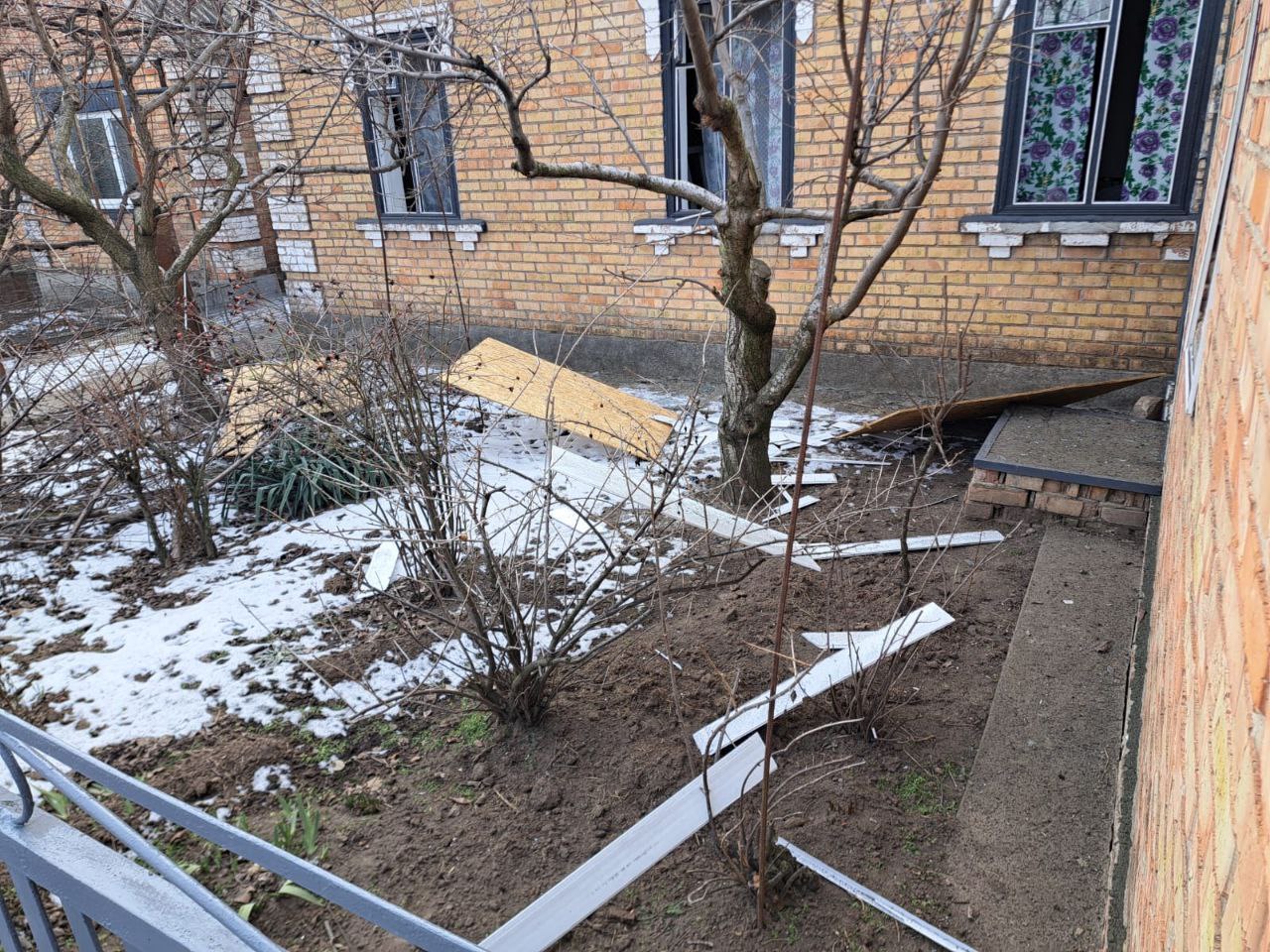 У дворі - уламки побитої покрівлі