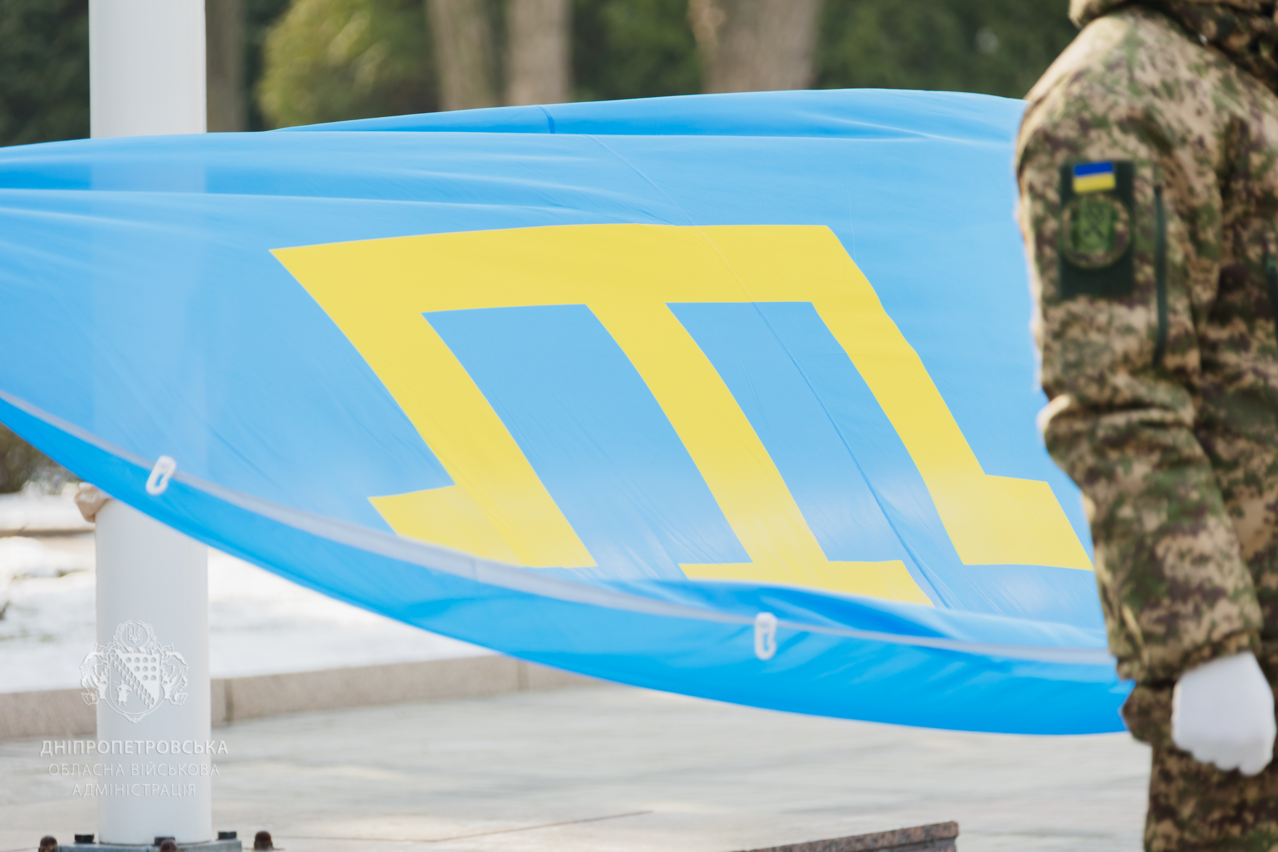 Жовтий герб на прапорі кримських татар