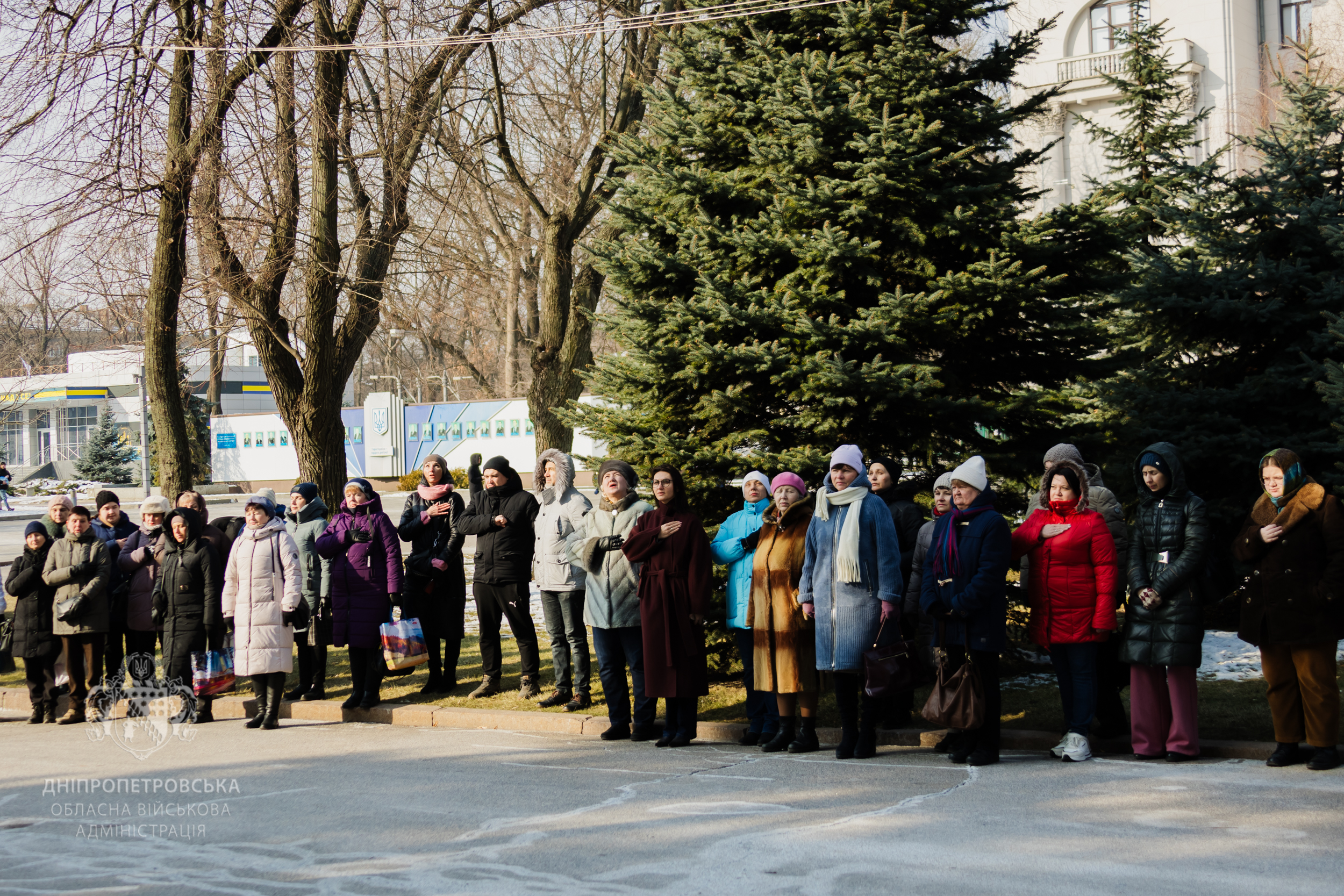 Присутні на піднятті прапору співають гімн