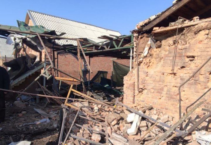 На подвір’ї місцевих все в руїнах