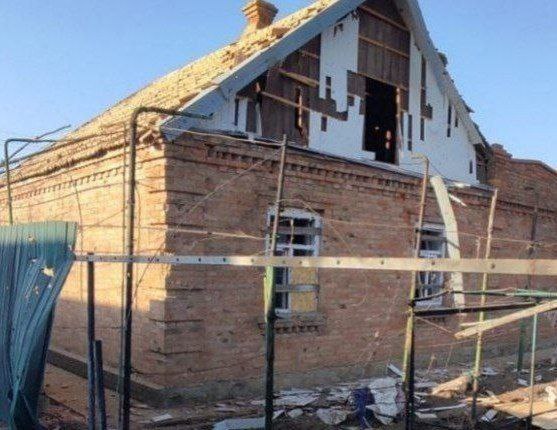 У хаті понівечена обшивка даху. З вікон посипалося скло.