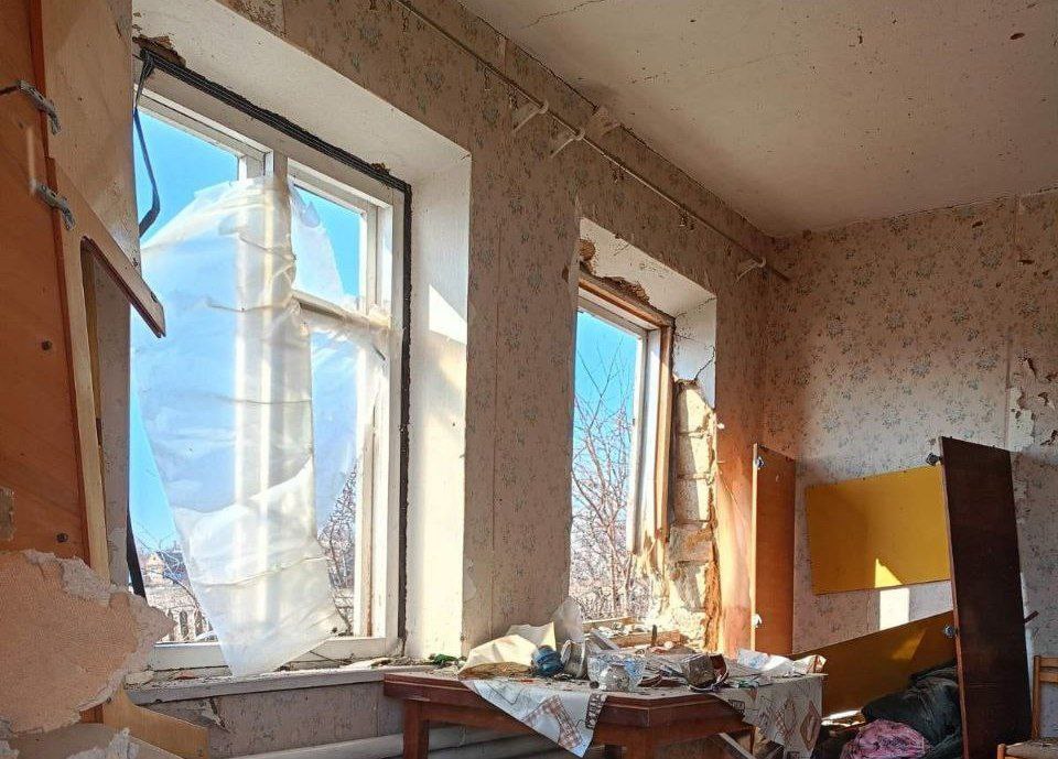 Всередині будинку через обстріл все розкидано та побиті меблі.