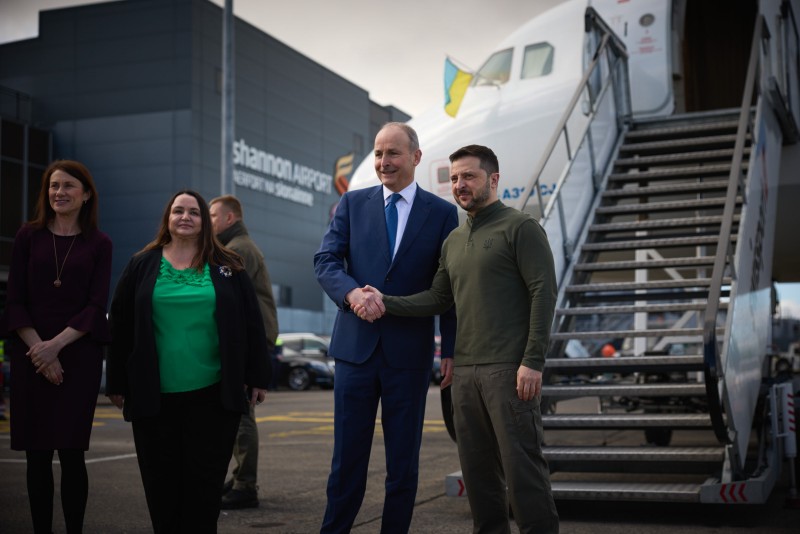 Володимир Зеленський вітається з Прем’єр-міністром Ірландії