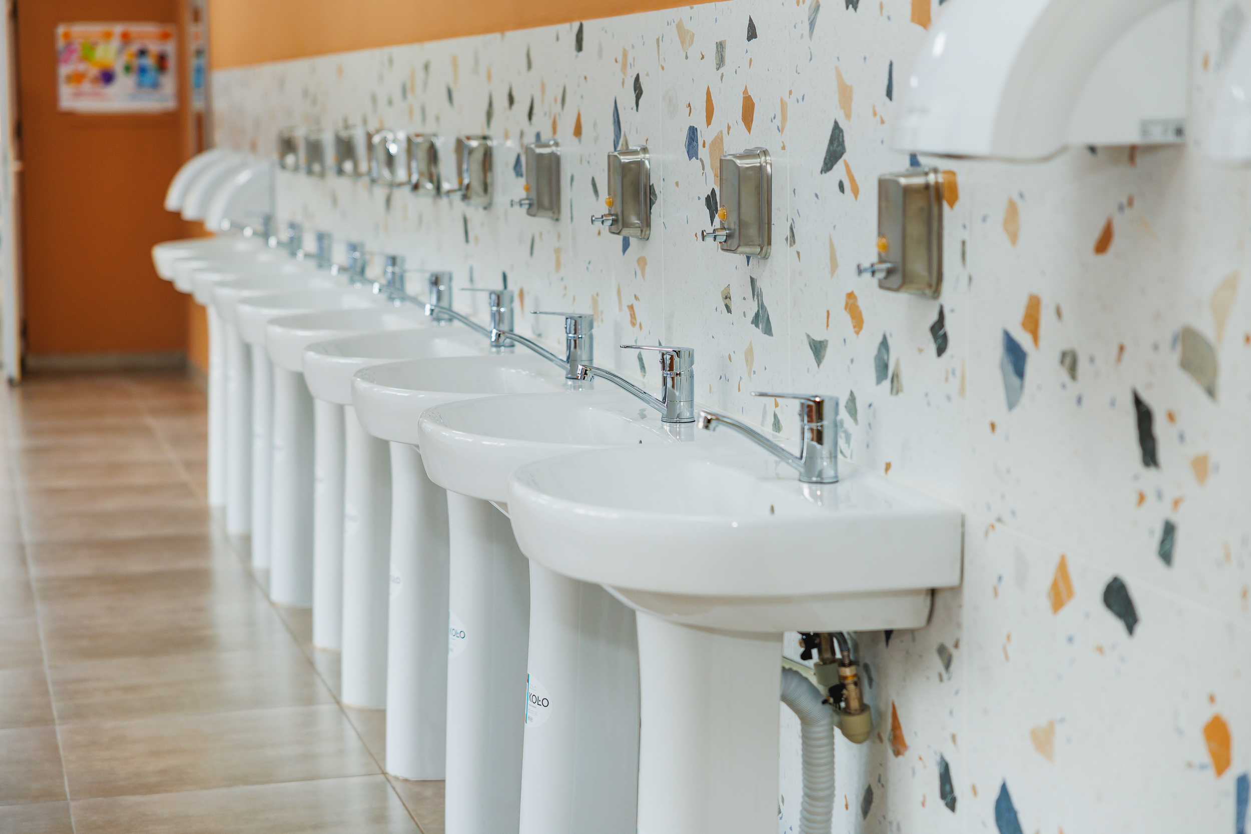 Рукомийники при вході у харчоблок