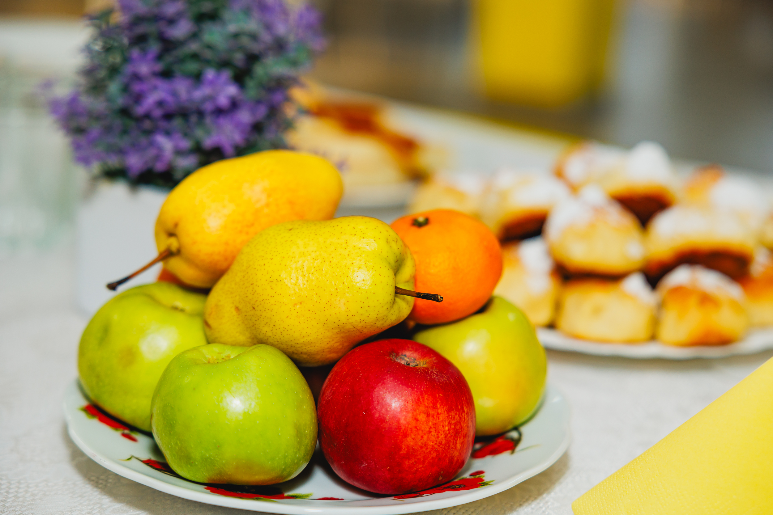 Фрукти й випічка, яку подають у їдальні 