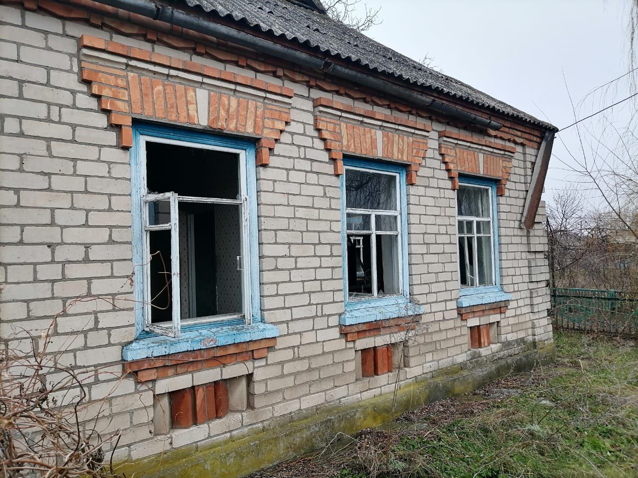 У приватній оселі вибиті вікна 