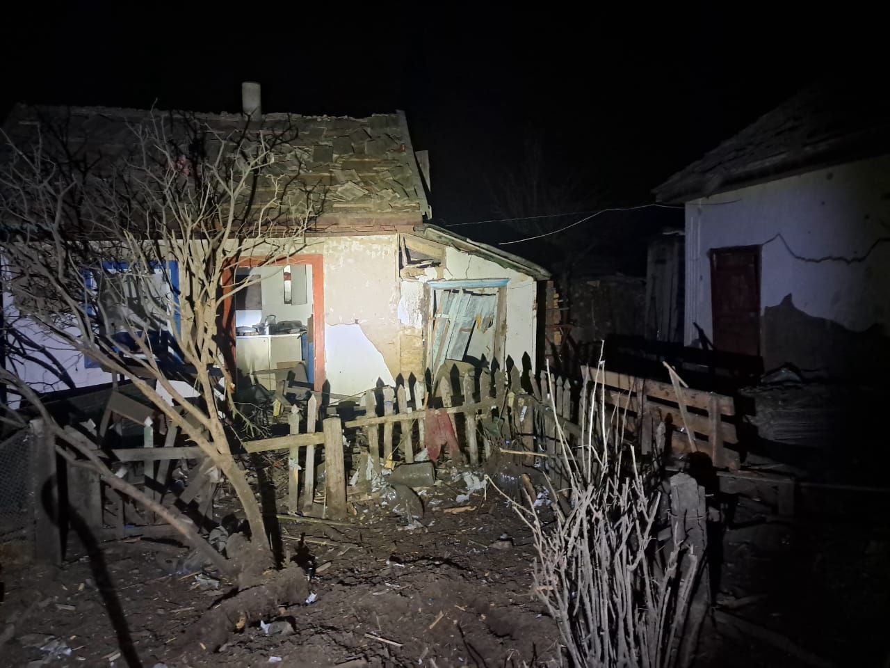 У будинку потрощені дах і двері