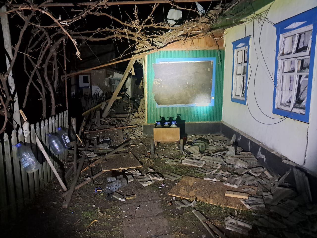 Подвір'я в уламках шиферу